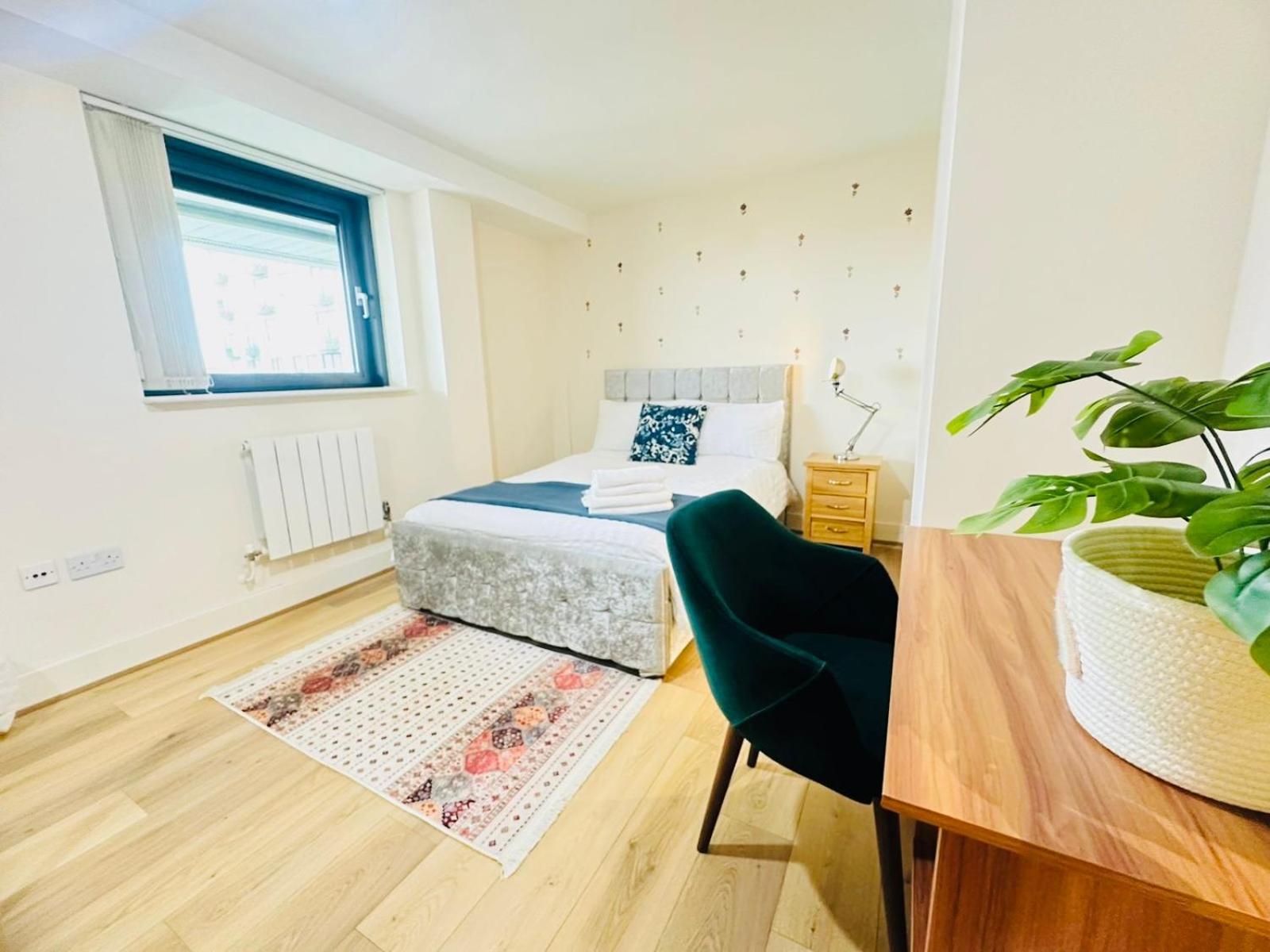 Apartment Modern 2bed 2bath Canary Wharf - Upto 5 Person *